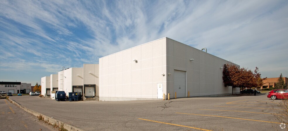 25 Sims Cres, Richmond Hill, ON à louer - Photo de l’immeuble – Image 2 sur 5