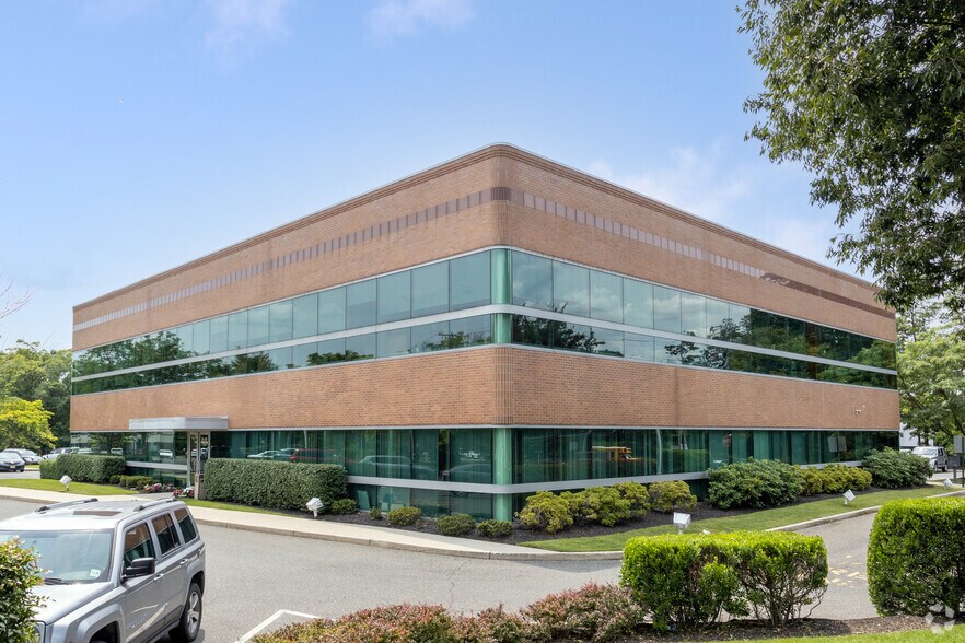 2-12 Corbett Way, Eatontown, NJ à louer - Photo principale – Image 1 sur 8