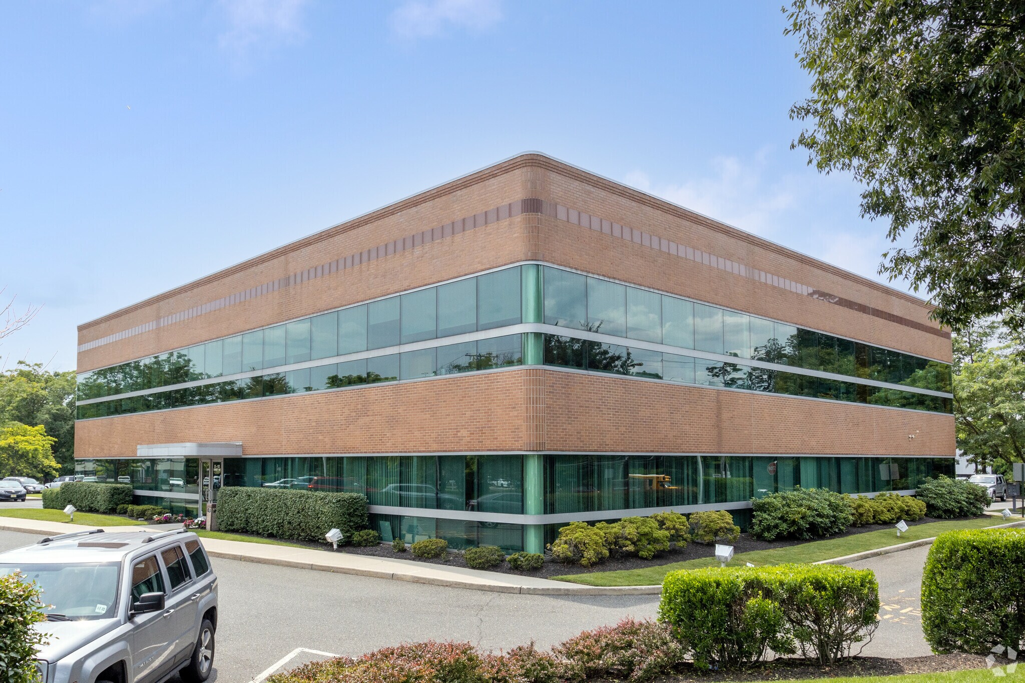 2-12 Corbett Way, Eatontown, NJ à louer Photo principale– Image 1 sur 9