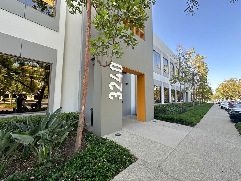 3240 El Camino Real, Irvine, CA à louer - Photo de l’immeuble – Image 2 sur 18
