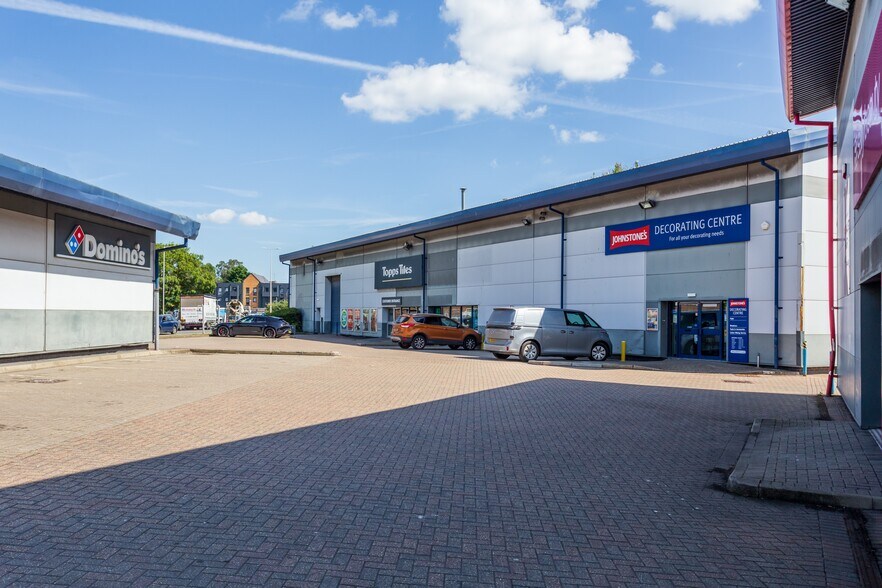 Units 1-5 Mill Way Trading Estate portefeuille de 4 biens à vendre sur LoopNet.fr - Photo de l’immeuble – Image 3 sur 14