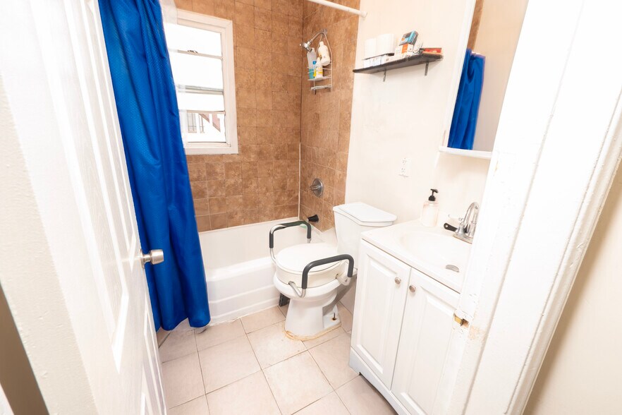 1931 W 35th Pl, Los Angeles, CA à vendre - Photo de l’immeuble – Image 2 sur 12