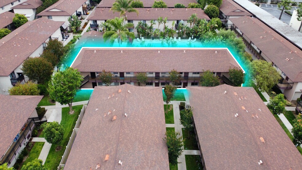 549 N Tustin Ave, Santa Ana, CA à vendre - Photo de l’immeuble – Image 2 sur 12