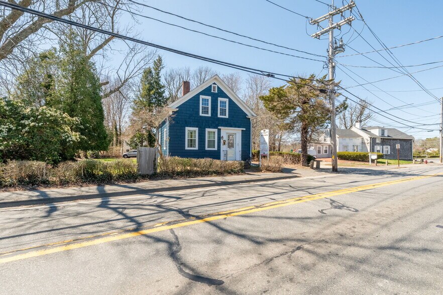 1406 Tucker Rd, Dartmouth, MA à vendre - Photo de l’immeuble – Image 1 sur 11