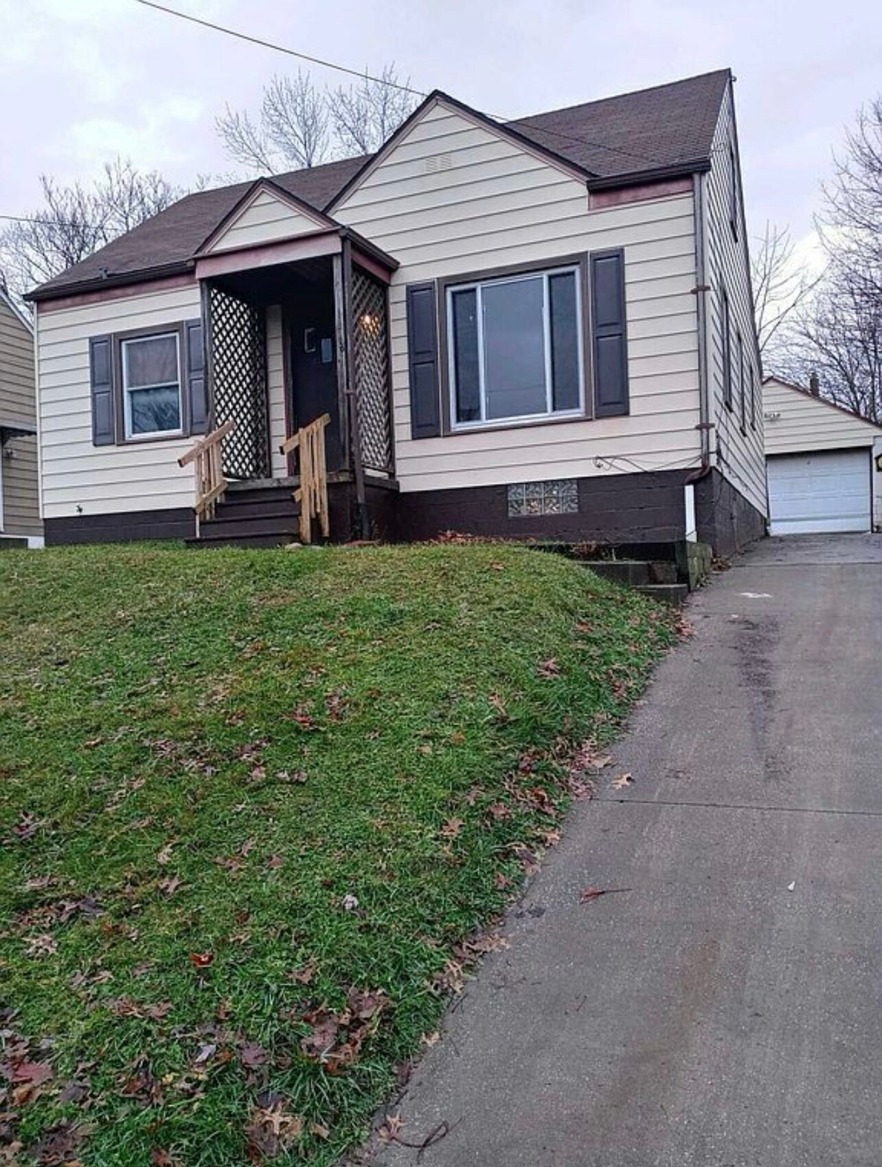 1198 Easton Dr, Akron, OH à vendre Photo principale– Image 1 sur 2
