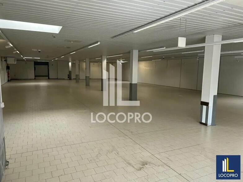 Local commercial dans Saint-Martin-de-Crau à louer - Photo de l’immeuble – Image 3 sur 6