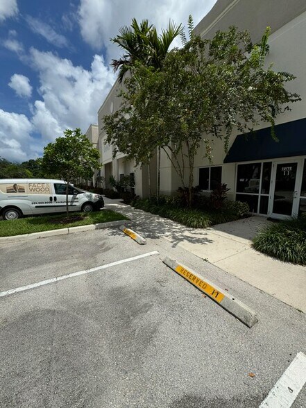 2450 W Sample Rd, Pompano Beach, FL à louer - Photo de l’immeuble – Image 2 sur 8