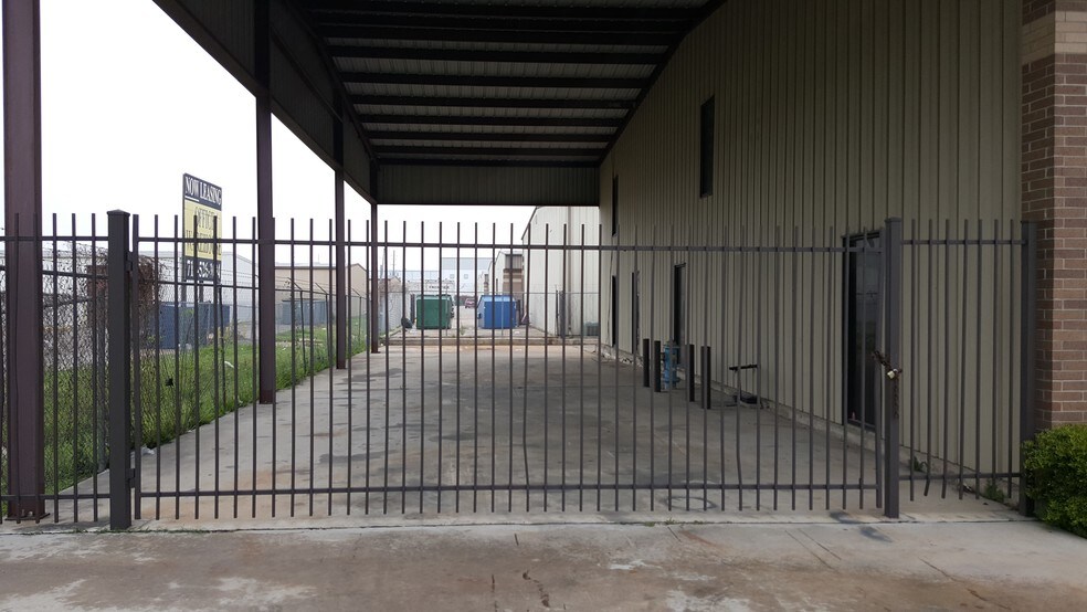 5829 W Sam Houston Pky N, Houston, TX à louer - Photo de l’immeuble – Image 3 sur 9