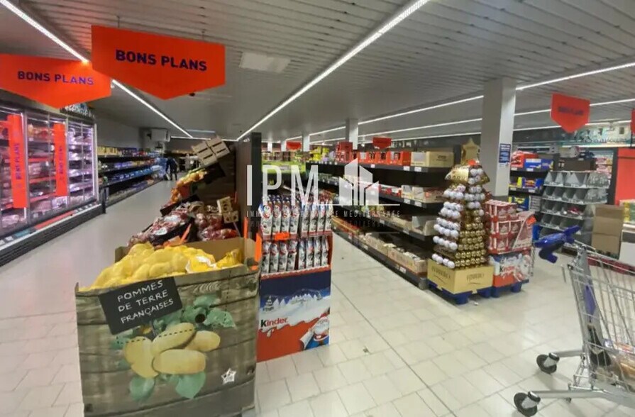 Local commercial dans Saint-Martin-de-Crau à louer - Photo de l’immeuble – Image 2 sur 6