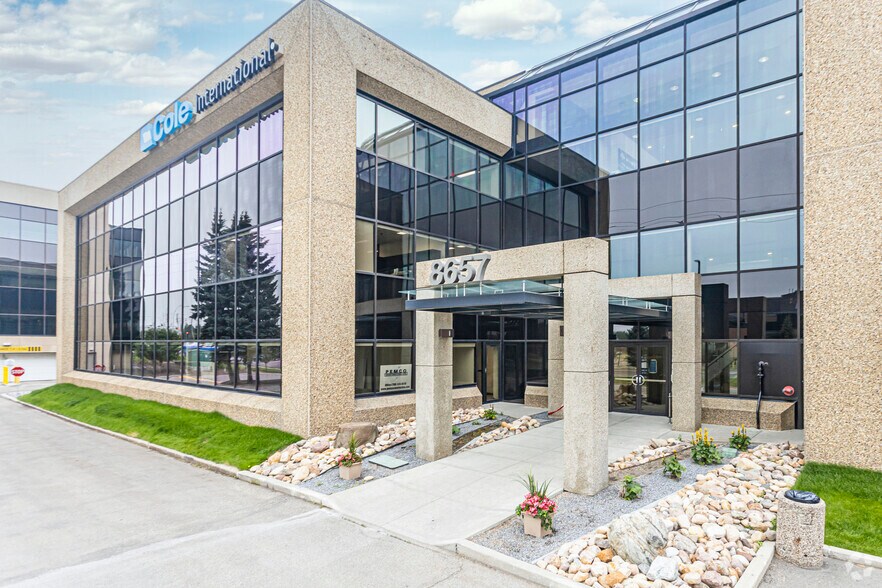8657 51st Ave NW, Edmonton, AB à louer - Photo de l’immeuble – Image 2 sur 4