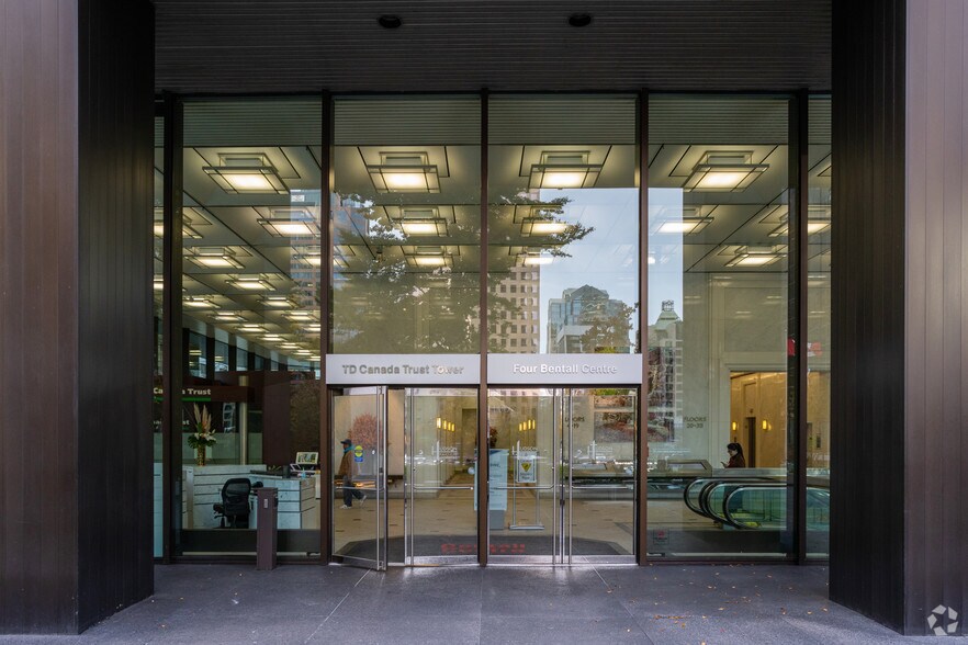 1055 Dunsmuir St, Vancouver, BC à louer - Photo de l’immeuble – Image 3 sur 9