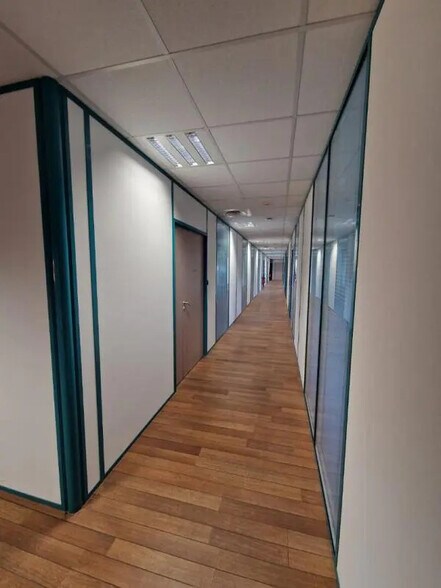 Bureau dans Colombelles à louer - Photo de l’immeuble – Image 2 sur 3