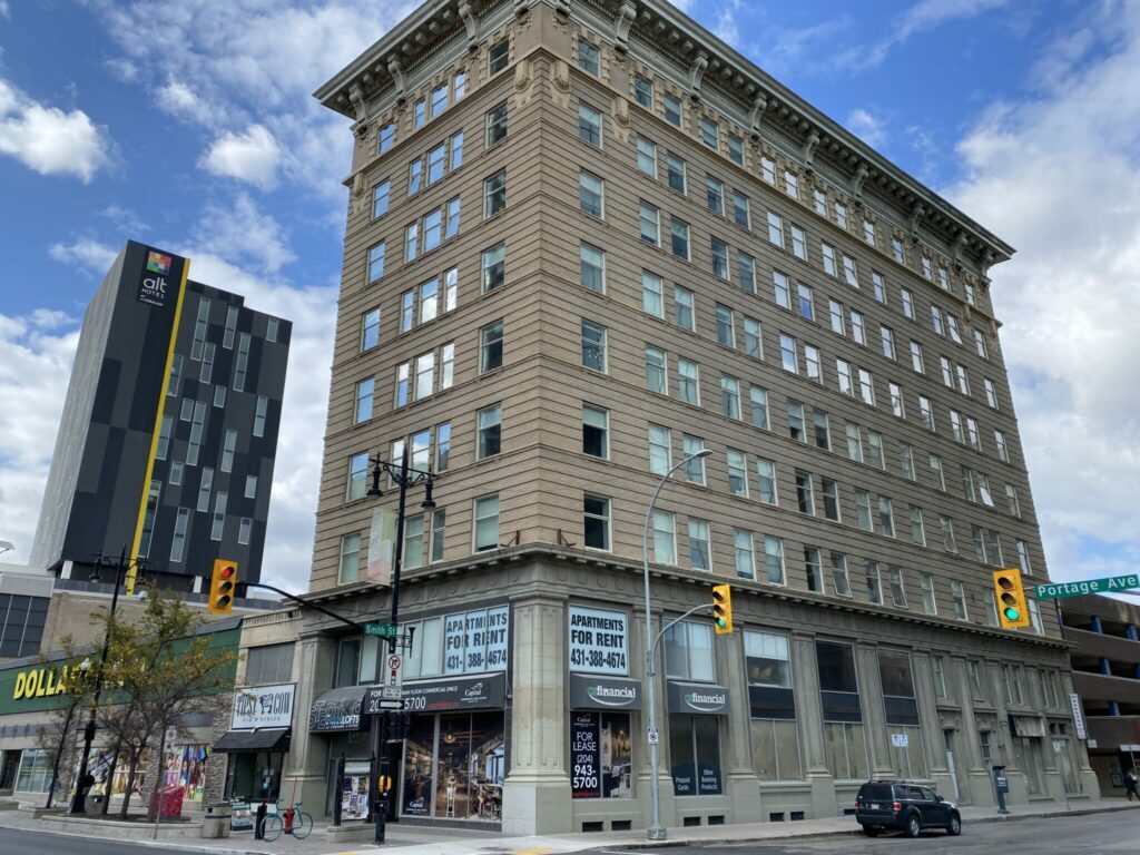 283 Portage Av, Winnipeg, MB à louer Photo de l’immeuble– Image 1 sur 2