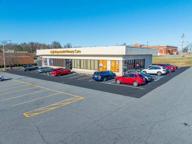 3060 Hickory Blvd, Hudson, NC à vendre - Photo de l’immeuble – Image 2 sur 6