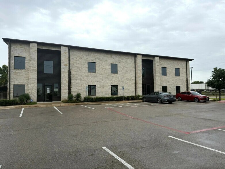 1212 Chisholm Trail Rd, Round Rock, TX à louer - Photo de l’immeuble – Image 1 sur 11