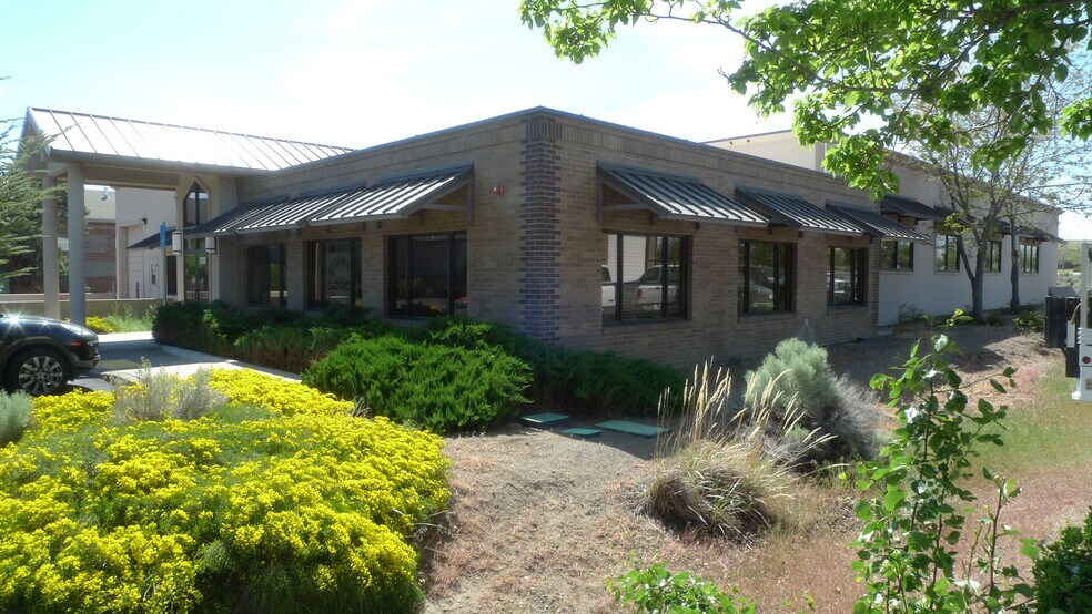 708 SW Umatilla Ave, Redmond, OR à louer - Photo de l’immeuble – Image 2 sur 5