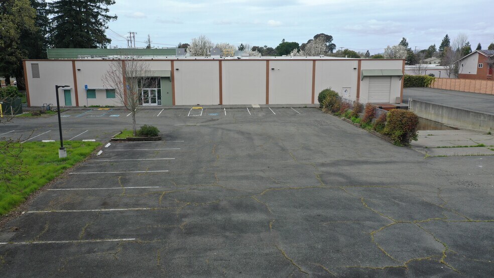 2049 W Steele Ln, Santa Rosa, CA à louer - Photo de l’immeuble – Image 2 sur 14