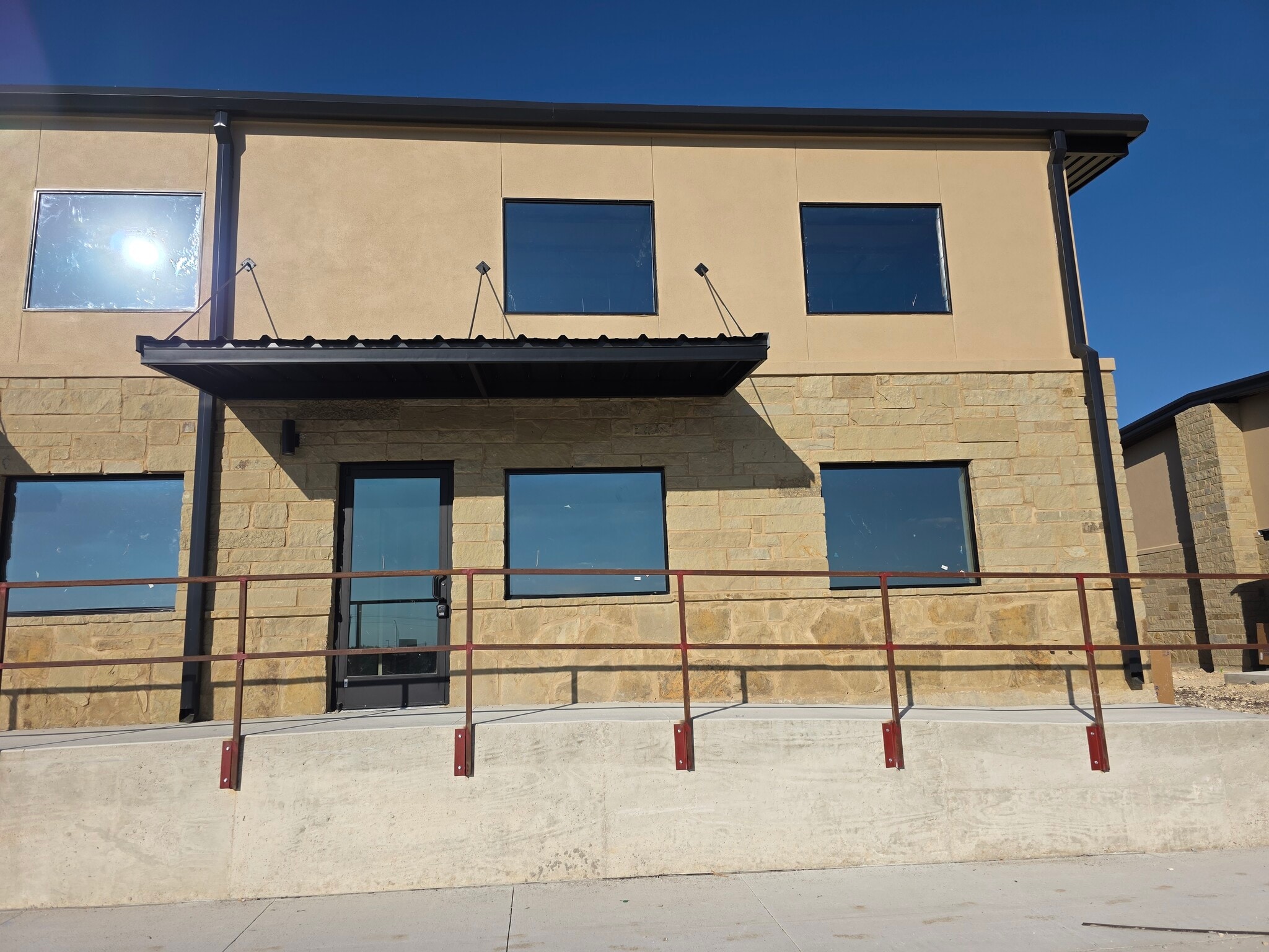 401 S Chitalpa St, Leander, TX à louer Photo de l’immeuble– Image 1 sur 25