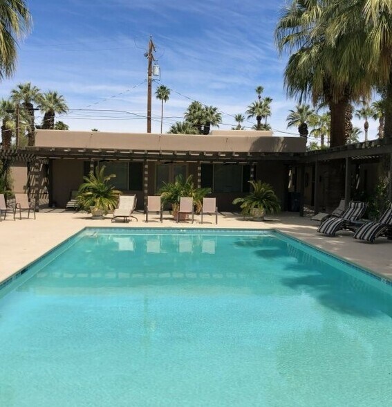 486 E Mel Ave, Palm Springs, CA à vendre - Photo de l’immeuble – Image 2 sur 3