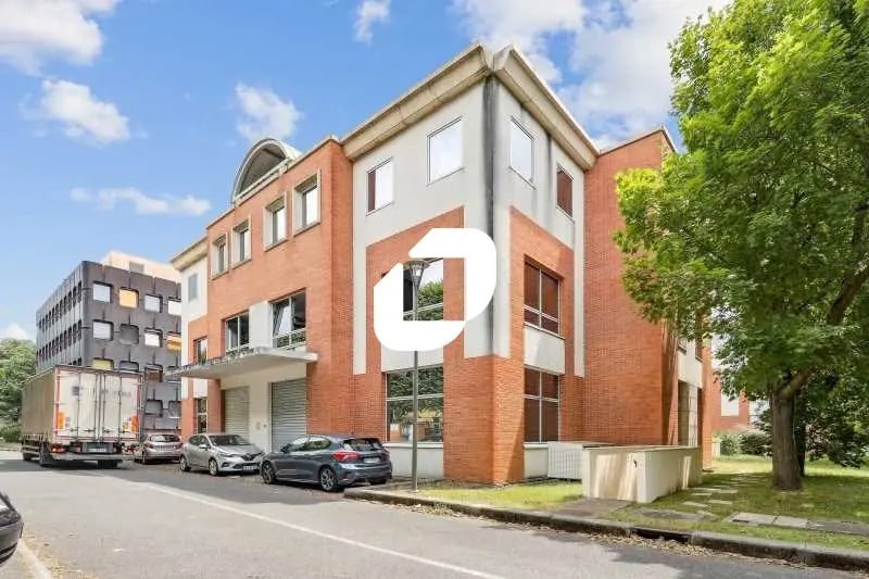106-110 Rue Du Lieutenant Petit Leroy, Chevilly-Larue à louer - Photo de l’immeuble – Image 1 sur 21