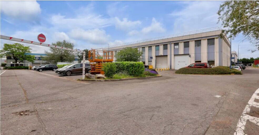 Local d’activités dans Aulnay-sous-Bois à louer - Photo de l’immeuble – Image 3 sur 11