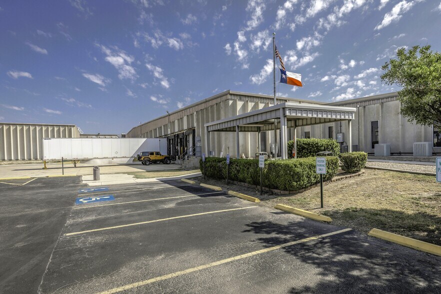 610 Pop Gunn Dr, San Antonio, TX à vendre - Photo de l’immeuble – Image 2 sur 8