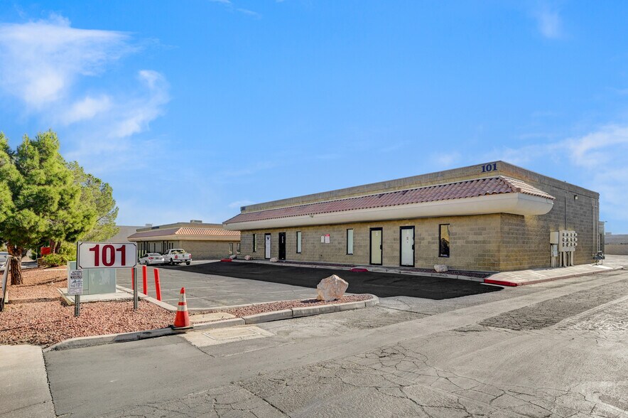 101 W Brooks Ave, North Las Vegas, NV à vendre - Photo de l’immeuble – Image 2 sur 7