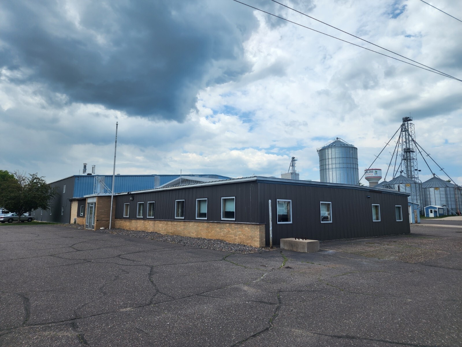 1690 Elm St, Cumberland, WI à louer Photo de l’immeuble– Image 1 sur 11