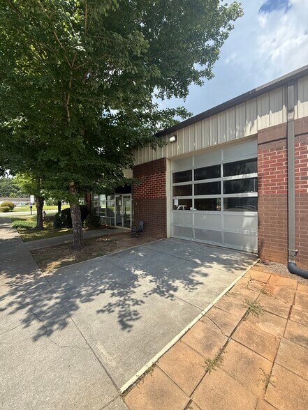 590 Olympic Dr, Athens, GA à louer - Photo de l’immeuble – Image 2 sur 13
