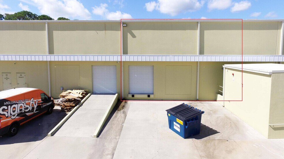 640 Brooker Creek Blvd, Oldsmar, FL à louer - Photo de l’immeuble – Image 3 sur 5