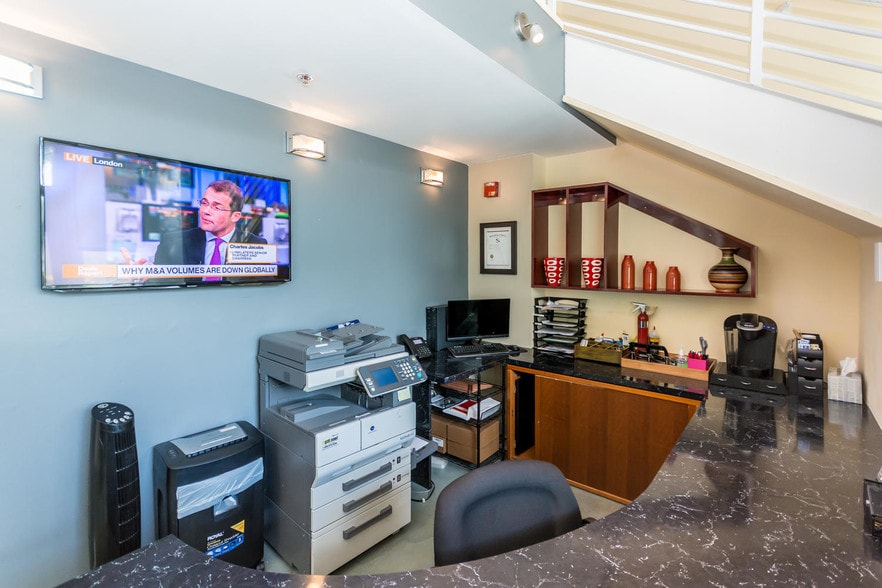 2301 Wilton Dr, Wilton Manors, FL à vendre - Photo intérieure – Image 2 sur 56