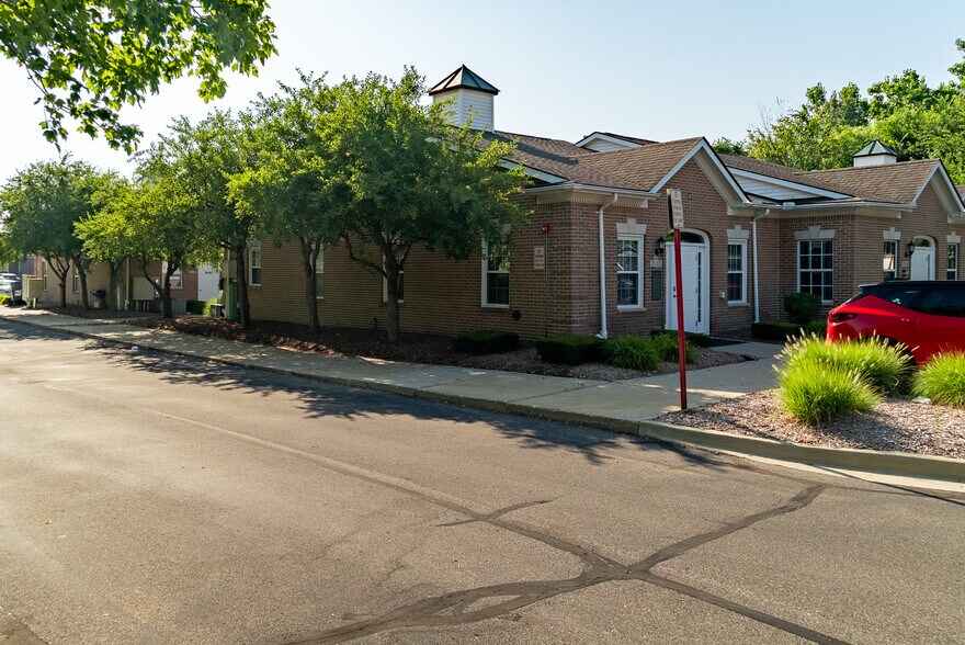 2522 S Rochester Rd, Rochester Hills, MI à vendre - Photo de l’immeuble – Image 2 sur 24