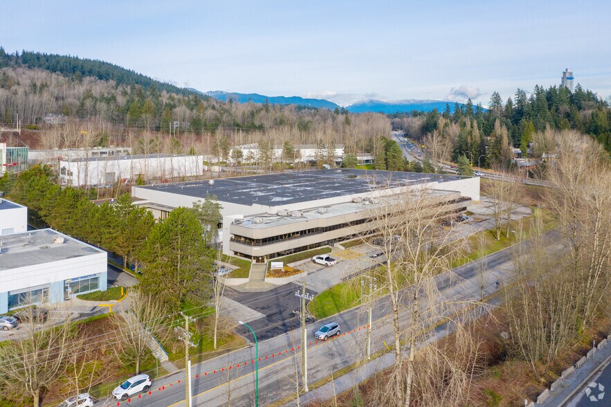 8651 Eastlake Dr, Burnaby, BC à louer - Photo de l’immeuble – Image 2 sur 4