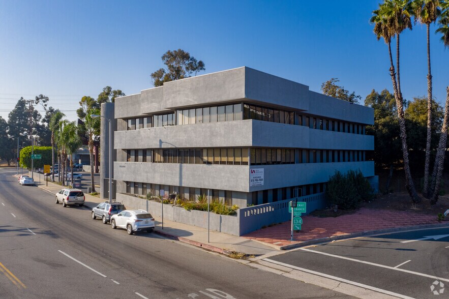 10999 Riverside Dr, North Hollywood, CA à louer - Photo de l’immeuble – Image 2 sur 7