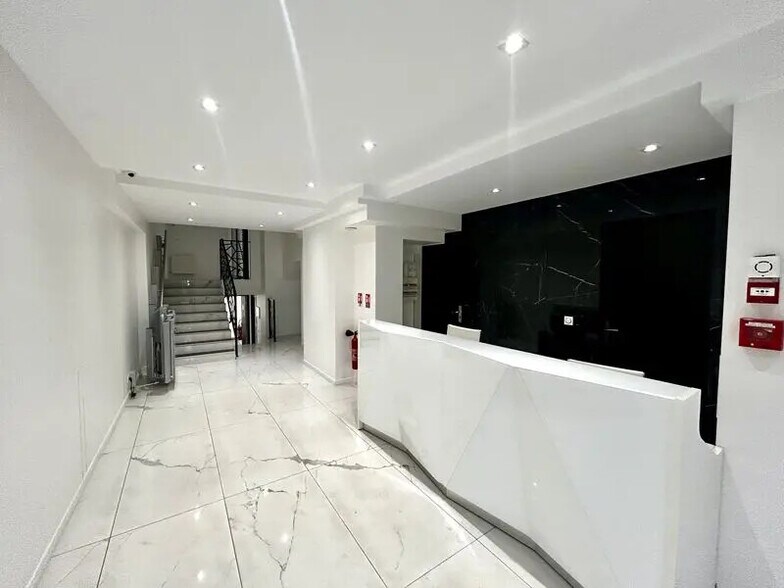 Local commercial dans Paris à vendre - Hall d’entrée – Image 1 sur 17