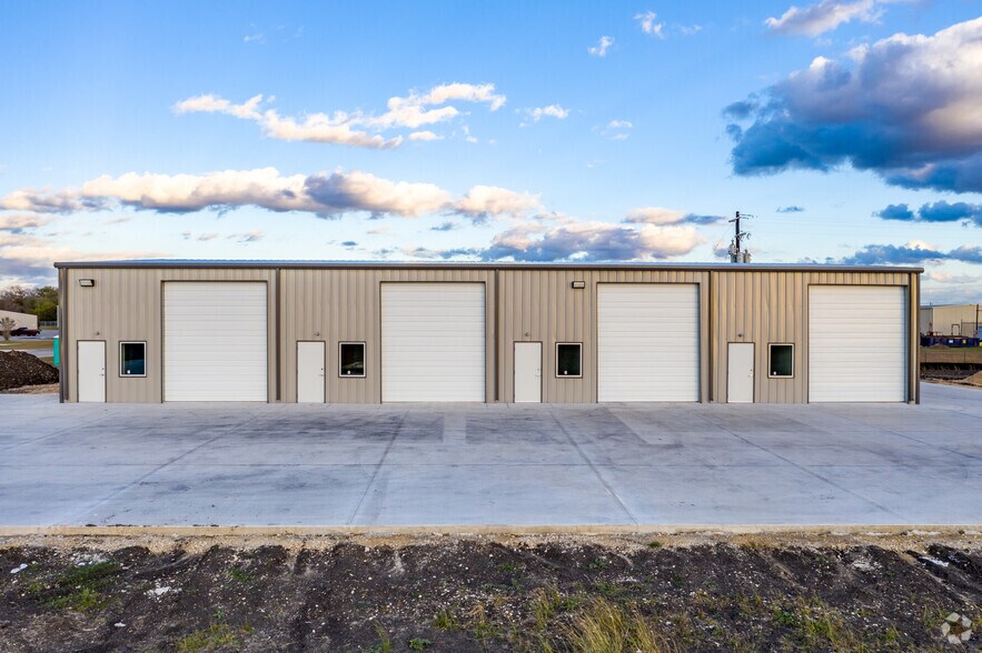 299 Navarro Dr, Seguin, TX à vendre - Photo de l’immeuble – Image 2 sur 11