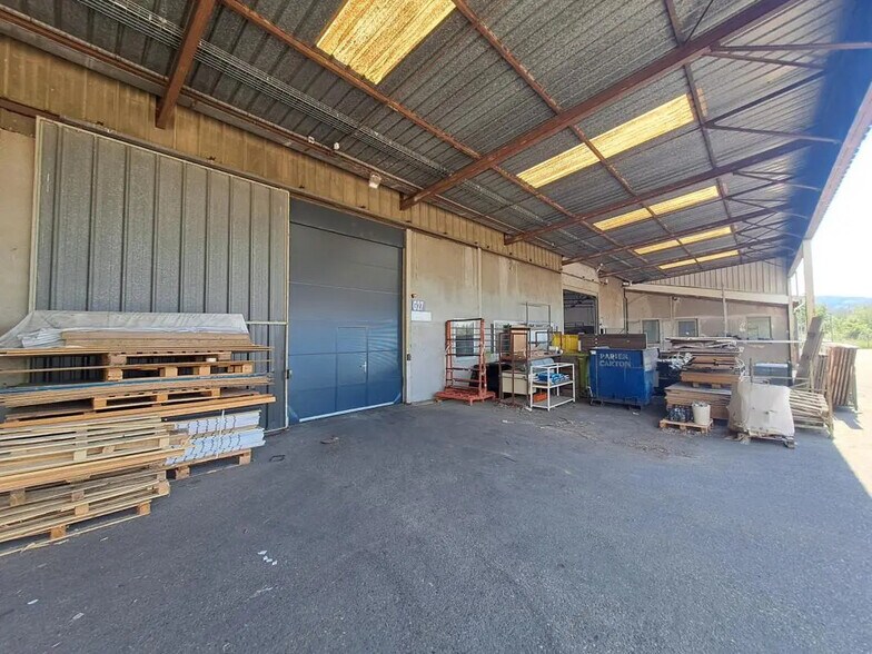 Local d’activités dans Neuville-sur-Saône à louer - Photo de l’immeuble – Image 1 sur 5