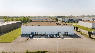5995 Rue Ernest-Cormier, Laval, QC à louer Photo de l’immeuble– Image 2 sur 7