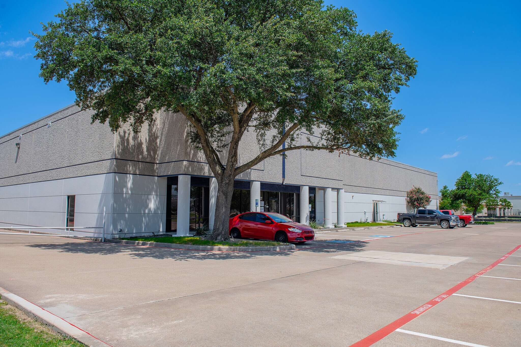 10817 Sanden Dr, Dallas, TX à louer Photo de l’immeuble– Image 1 sur 4