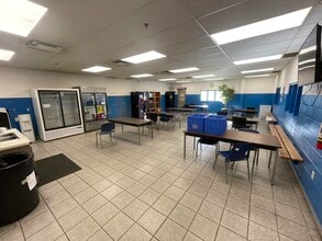 425 Sovereign Rd, London, ON à louer Photo intérieure– Image 2 sur 8