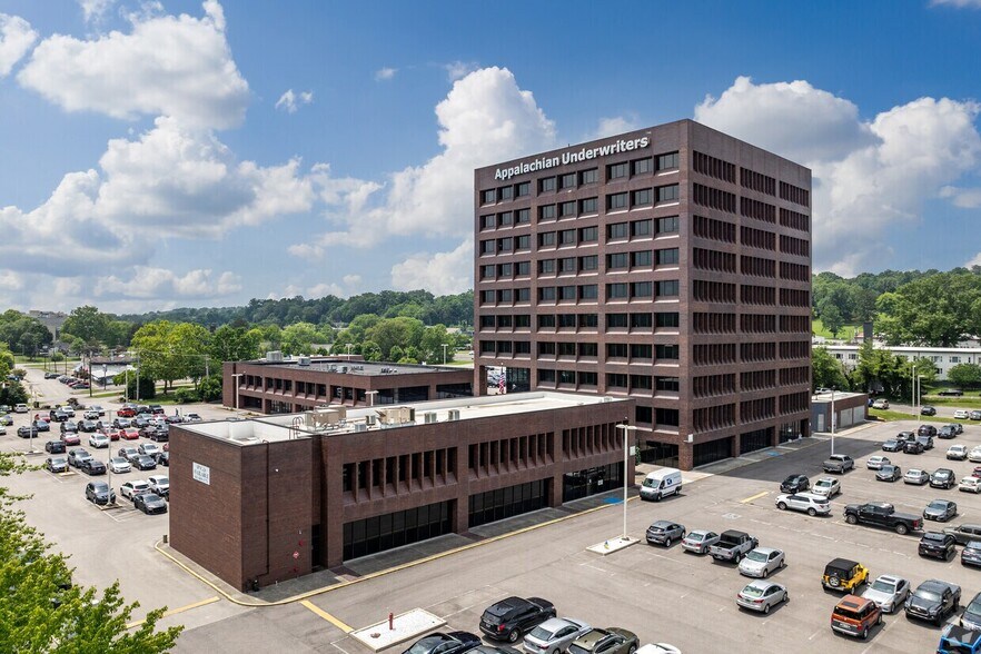 800 Oak Ridge Tpke, Oak Ridge, TN à louer - Photo de l’immeuble – Image 3 sur 16