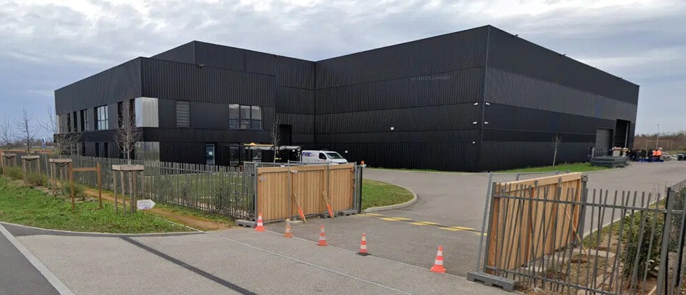 Local d’activités dans Genas à louer - Photo de l’immeuble – Image 2 sur 10
