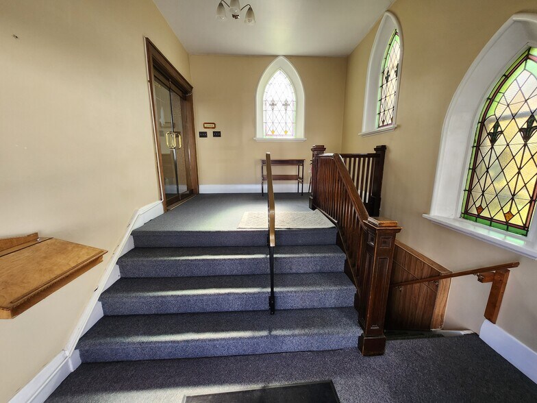 977 Oxford St E, London, ON à louer - Photo de l’immeuble – Image 2 sur 9