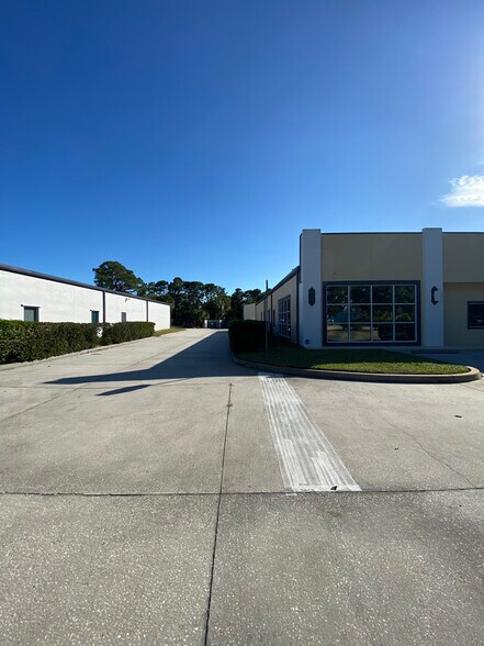 3143 Skyway Cir, Melbourne, FL à louer - Photo de l’immeuble – Image 2 sur 4