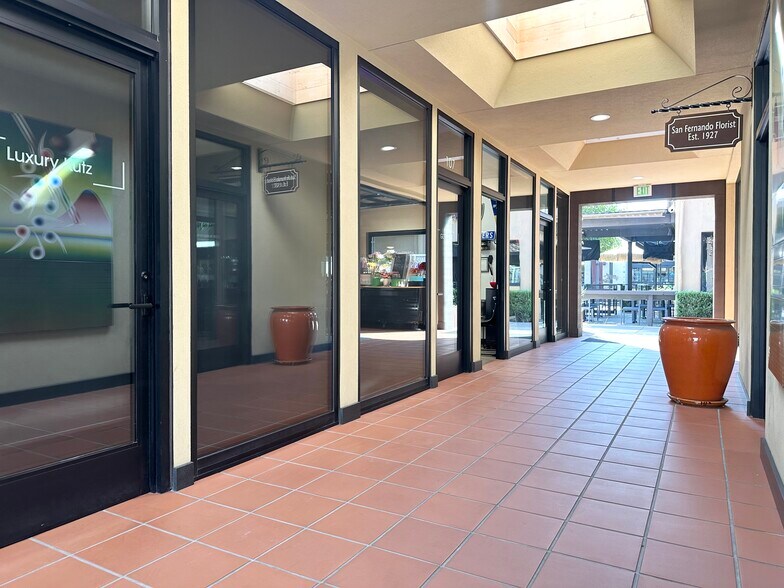 241 N Maclay Ave, San Fernando, CA à louer - Photo de l’immeuble – Image 3 sur 6