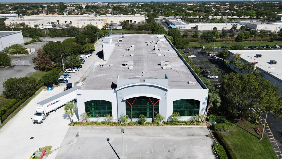 10151 NW 67th St, Tamarac, FL à vendre - Photo de l’immeuble – Image 3 sur 21