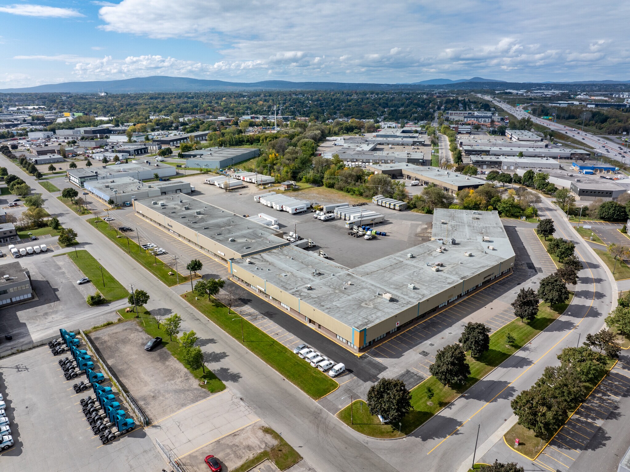 445 Av St Jean Baptiste, Québec, QC à louer Photo principale– Image 1 sur 5