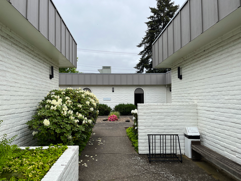 72A Centennial Loop, Eugene, OR à louer - Photo de l’immeuble – Image 2 sur 5