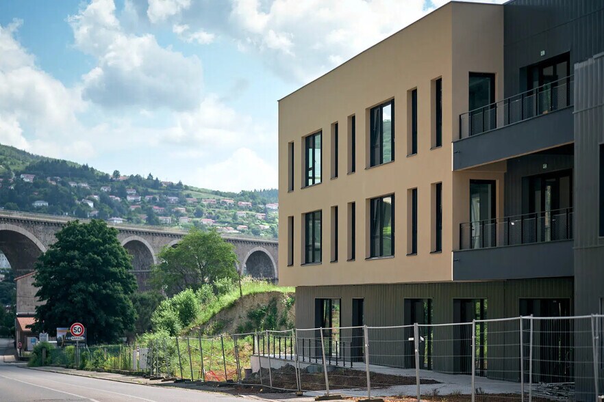 17 Rue De Paris, Tarare à louer - Photo de l’immeuble – Image 2 sur 12