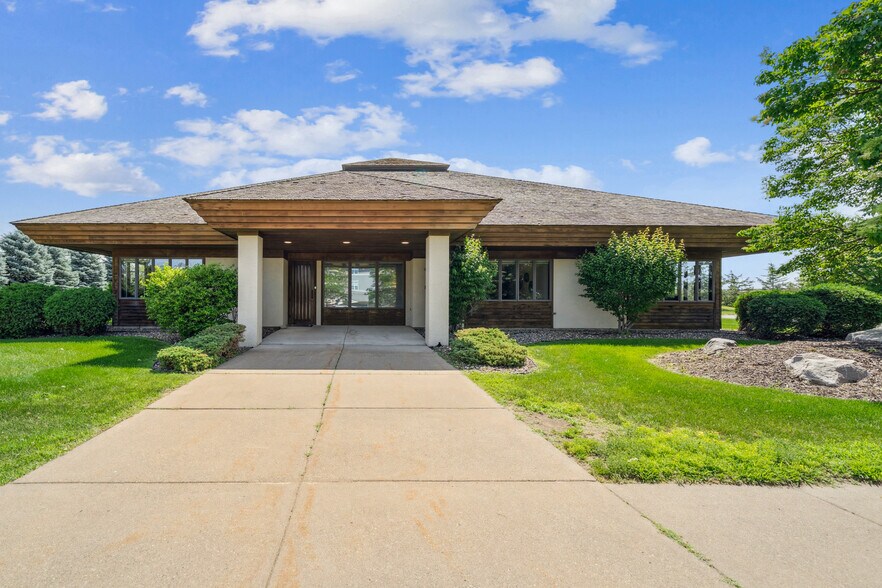 906 Dominion Dr, Hudson, WI à vendre - Photo de l’immeuble – Image 1 sur 19